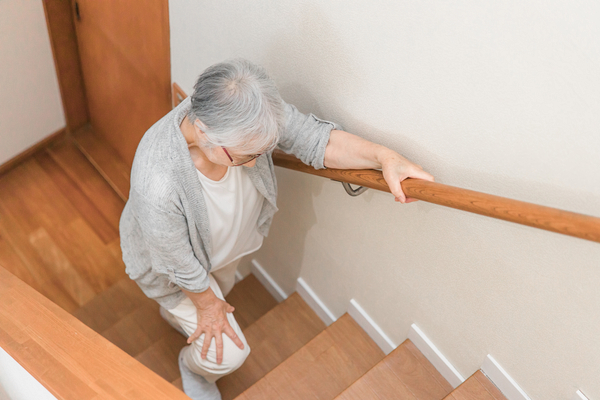 手すりを使用して階段の昇り降り